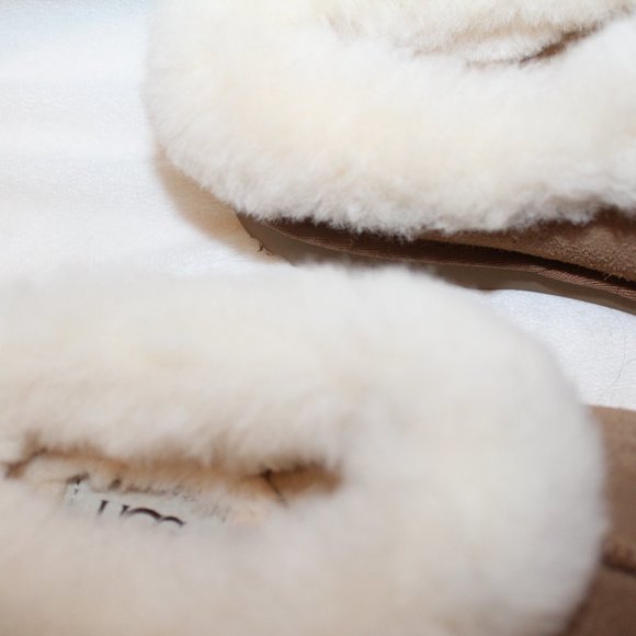 NIB UGG WOMEN'S 6‎ YOUTH 4 SUEDE SHEARLING SLIP ON SLIPPERS - Picture 5 of 8